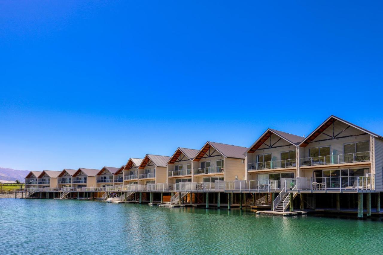 Marsden Lake Resort Central Otago Cromwell Luaran gambar The resort's overwater bungalows