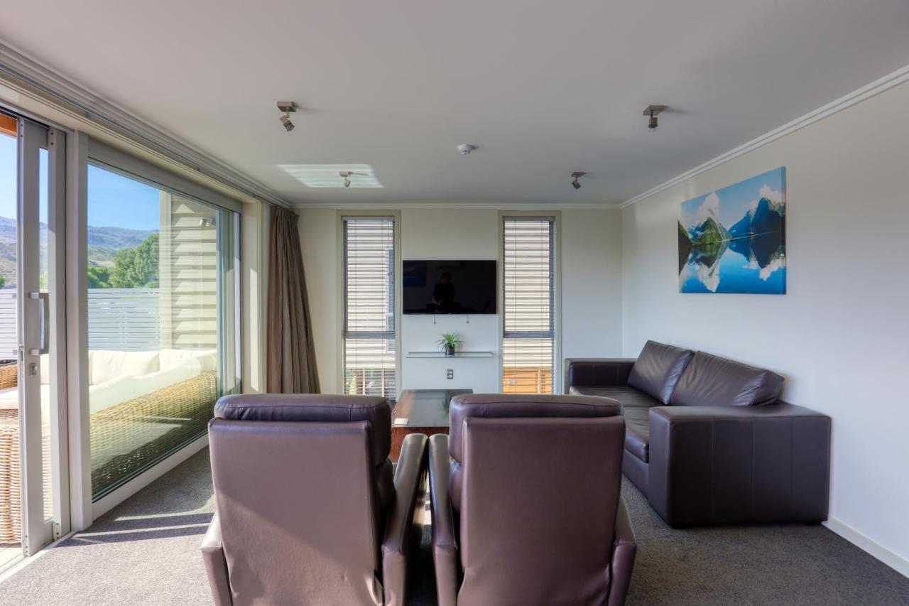 Marsden Lake Resort Central Otago Cromwell Luaran gambar A living room in a typical apartment at the hotel