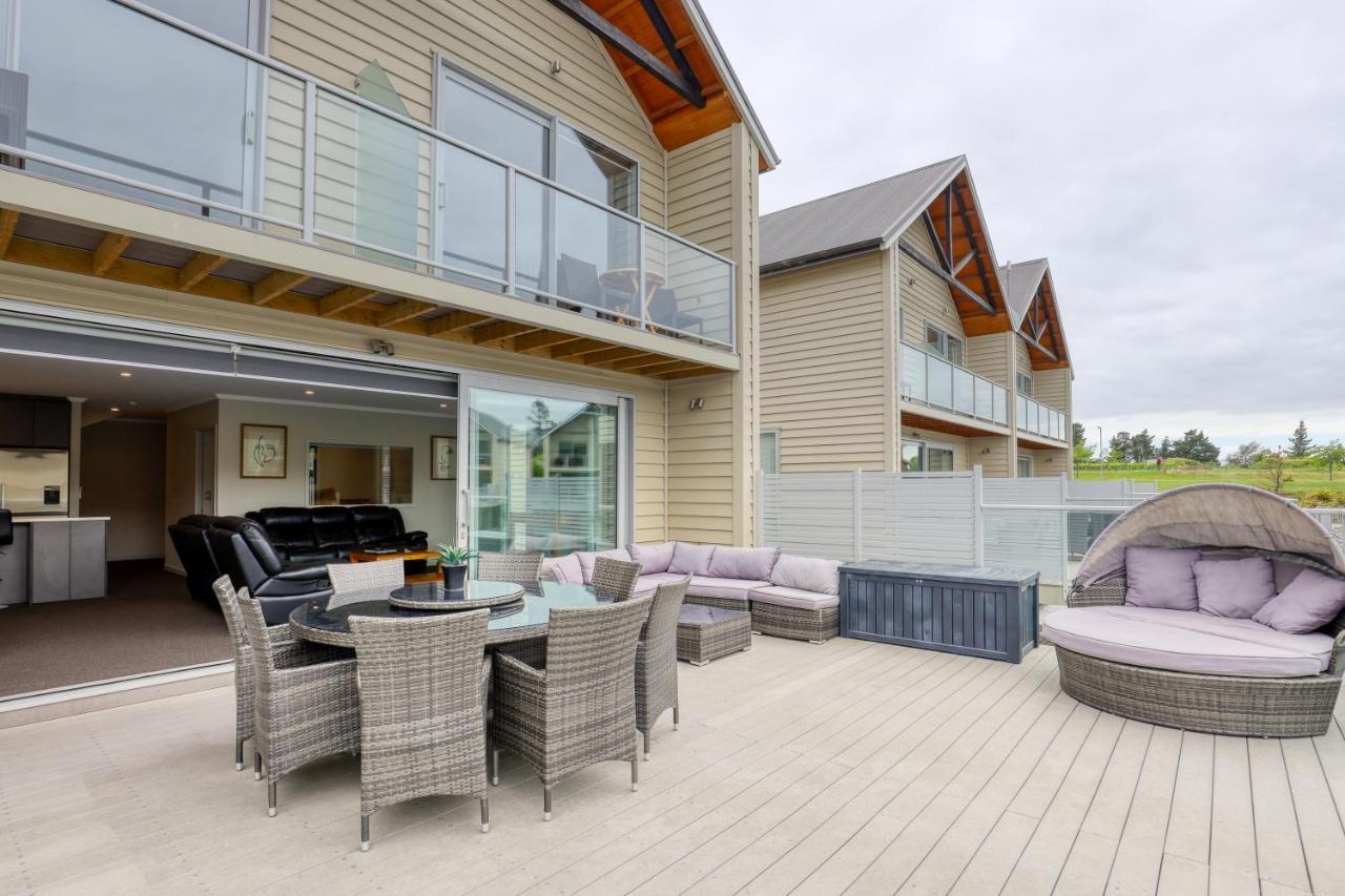 Marsden Lake Resort Central Otago Cromwell Luaran gambar A composite wood deck