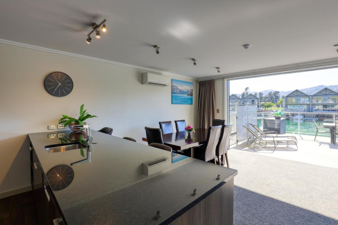 Marsden Lake Resort Central Otago Cromwell Luaran gambar A kitchen in a modern apartment
