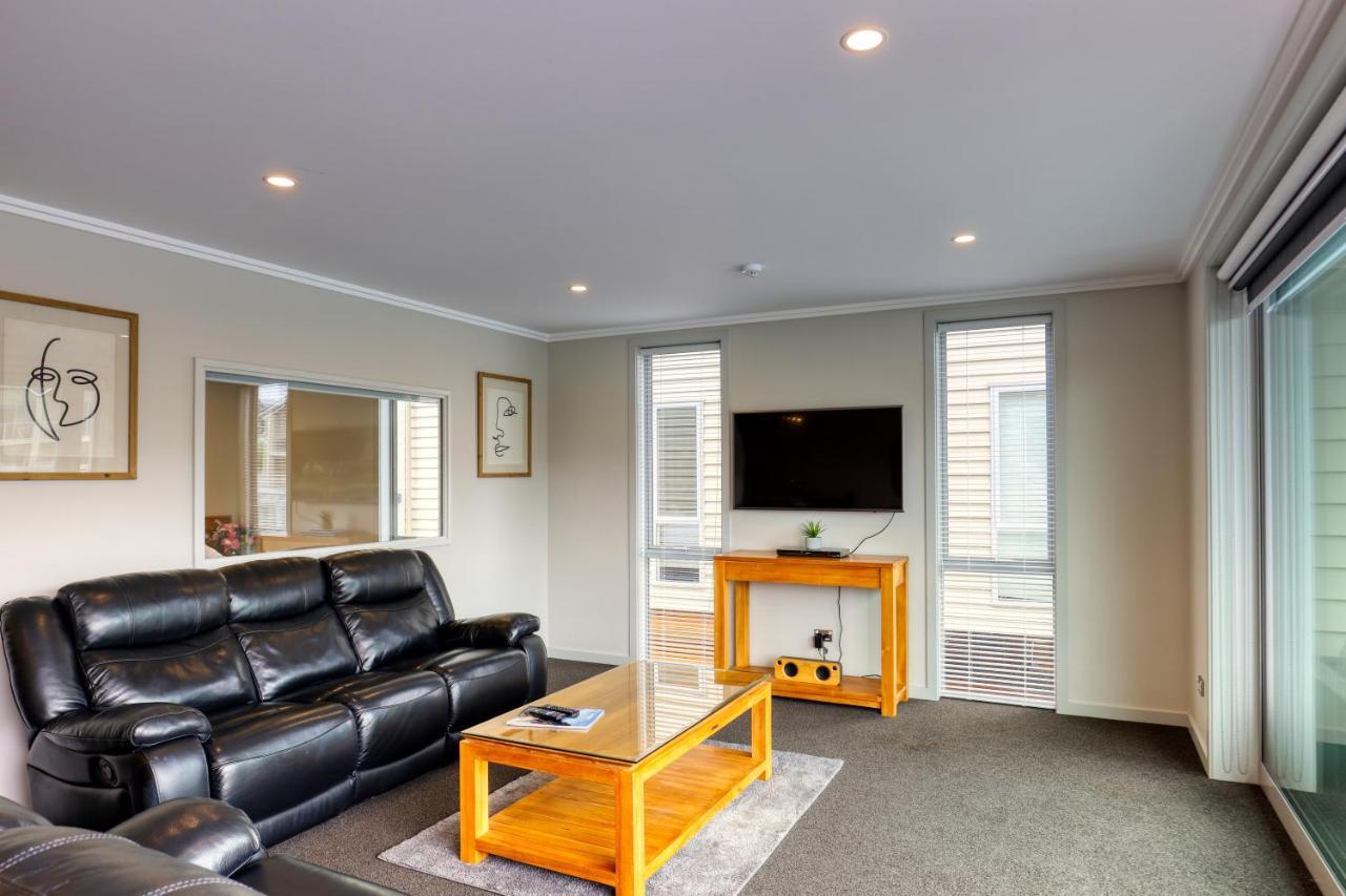 Marsden Lake Resort Central Otago Cromwell Luaran gambar A living room in a typical apartment