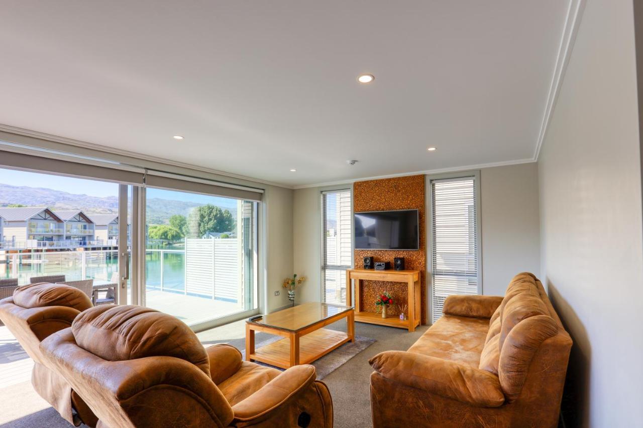 Marsden Lake Resort Central Otago Cromwell Luaran gambar A living room in a typical apartment at the hotel