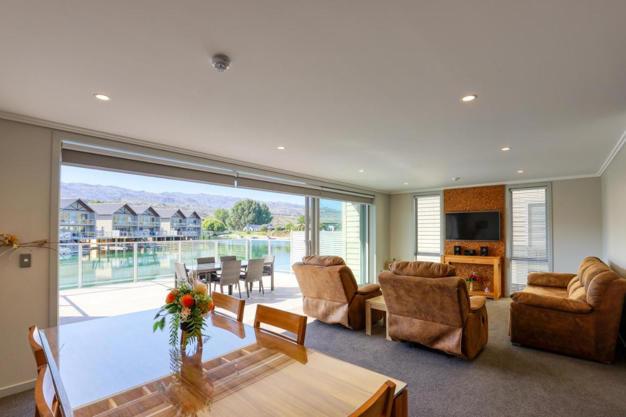 Marsden Lake Resort Central Otago Cromwell Luaran gambar A living room in a typical apartment at The Lakes Resort
