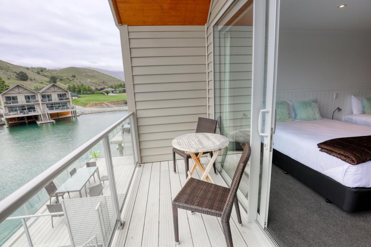 Marsden Lake Resort Central Otago Cromwell Luaran gambar A balcony in a hotel
