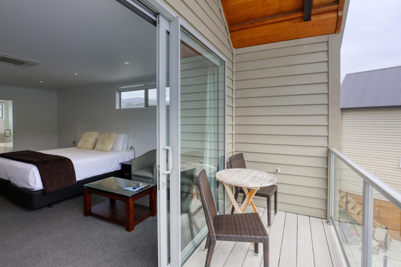 Marsden Lake Resort Central Otago Cromwell Luaran gambar A balcony in a hotel room