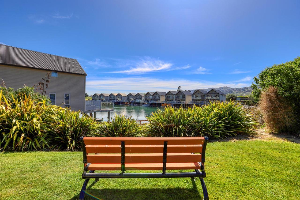 Marsden Lake Resort Central Otago Cromwell Luaran gambar A bench at the lake